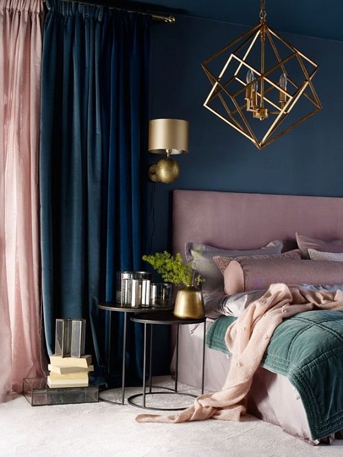 Design interior dormitor albastru cu roz pudrat si turcoaz